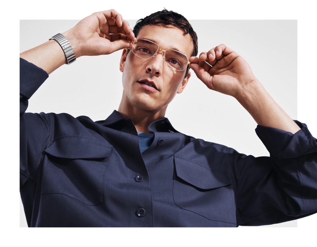 Cartier model met bril